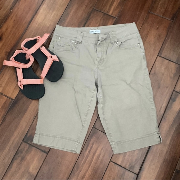 2 pairs of Bermuda shorts - Picture 4 of 7